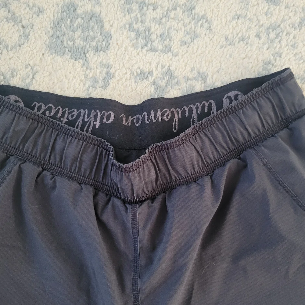 Lululemon Shorts 2.5" Size 6 - Picture 4 of 4